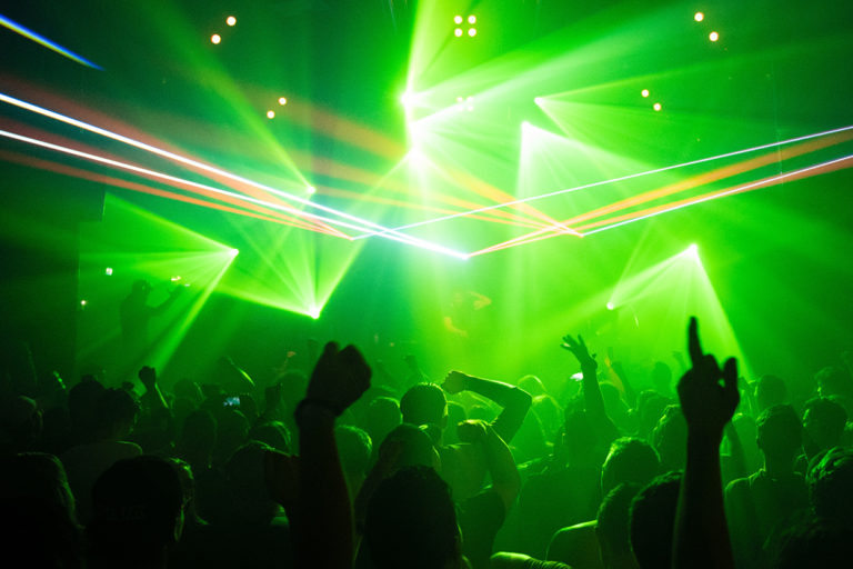 Silhouetten von tanzenden Menschen in der Disko