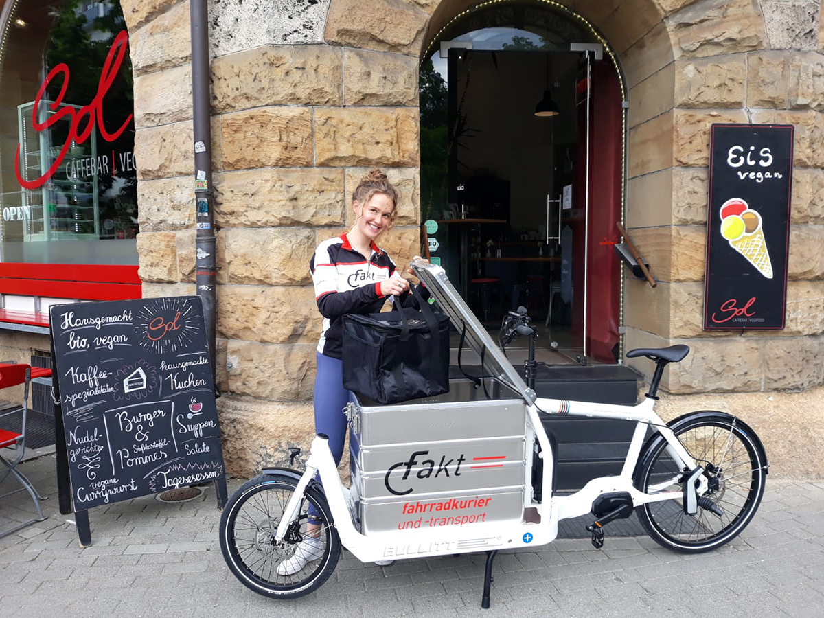 Kurierfahrerin von fakt vor Restaurant SOL